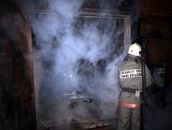 Спасатели МЧС России ликвидировали пожар в частных хозяйственных постройках в Яйском МО