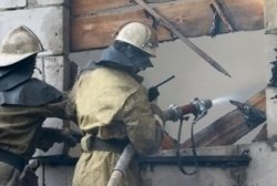 Спасатели МЧС России ликвидировали пожар в частных хозяйственных постройках в Яйском МО