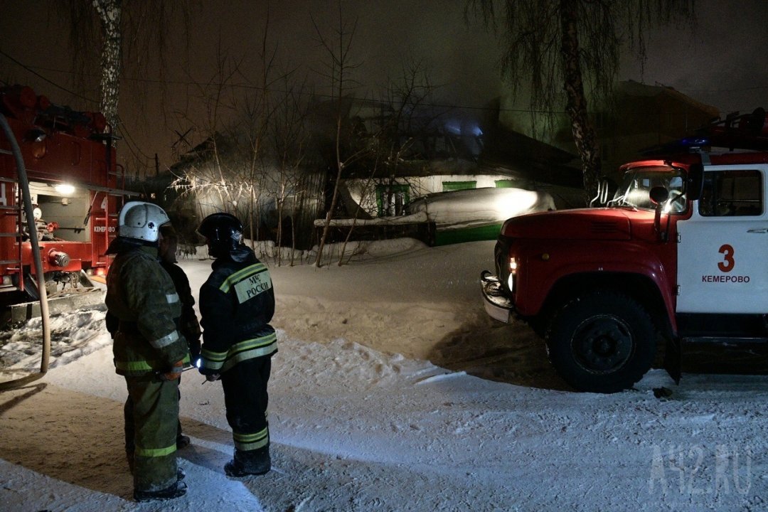 Спасатели МЧС России ликвидировали пожар в частном жилом доме и хозяйственной постройке в Яйском МО